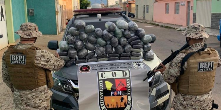 Polícia Militar apreende quase 50 kg de maconha em barreira sanitária