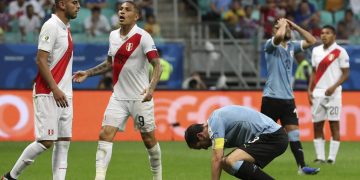 Uruguaios lamentam chance perdida no jogo contra o Peru (Foto: Ricardo  Mazalan/AP)