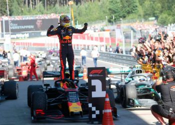 Verstappen ultrapassa Leclerc no fim para encerrar domínio da Mercedes e vencer no GP da Áustria de F1