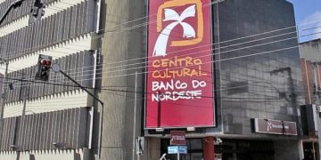Fachada do Centro Cultural Banco do Nordeste, próximo à Praça Padre Cícero, em Juazeiro do Norte. (Foto: Alana Soares)