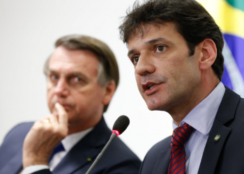 Bolsonaro diz que ministro do Turismo fica no cargo até segunda-feira