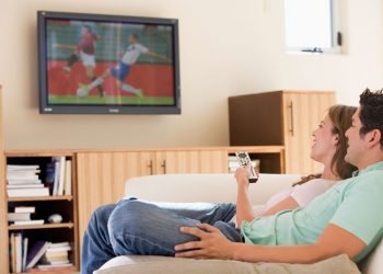 Ficar sentado vendo TV é pior para a saúde do que ficar sentado trabalhando, diz estudo