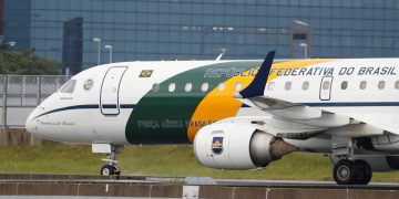 O avião presidencial em Osaka, no Japão (Foto: Jorge Silva/ Reuters)
