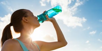 É mentira: beber água gelada na menstruação não causa câncer