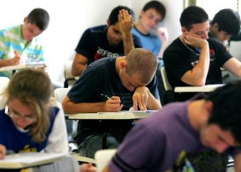 Concurso para professor tem salários de até R$ 5,6 mil