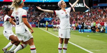 Megan Rapinoe, jogadora americana, comemora após marcar gol durante partida contra a França, válida pela Copa do Mundo Feminina (Foto: Benoit Tessier/Reuters)