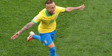 Everton Cebolinha fez um bonito gol contra o Peru e caiu de vez nas graças da torcida brasileira (Foto: Reuters/Amanda Perobell)