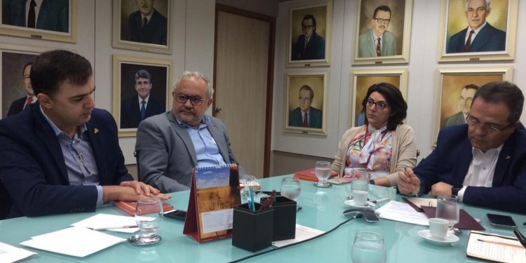 Fernando Santana se reúne com presidente do BNB e empresários do ramo calçadista do Cariri