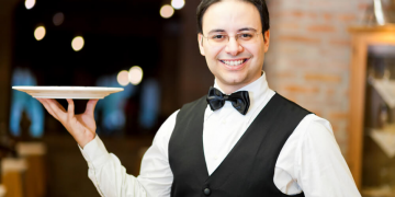 Vagas de garçons estão entre as mais demandadas pelas empresas cearenses. Turismo é um dos principais fatores para alta no número de ofertas de empregos temporários no Estado