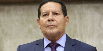 Presidente em exercício, Hamilton Mourão, fez palestra na Associação Comercial do Paraná (Foto: Romério Cunha/VPR)