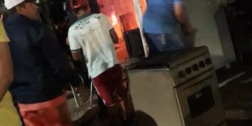 Proprietário do local teve ajuda de populares para apagar as chamas (Foto: Arquivo pessoal)