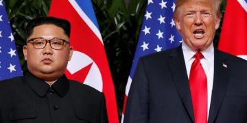 O líder da Coreia do Norte, Kim Jong-un, e o presidente dos EUA, Donald Trump no primeiro encontro os dois em 12 de junho de 2018 (Foto: Jonathan Ernst/Reuters)