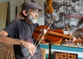 Escultor aurorense inventa instrumentos musicais e se torna Mestre da Cultura