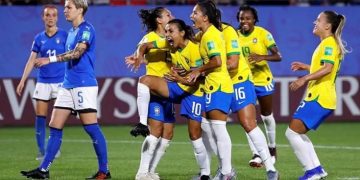 Marta comemora o gol do Brasil na vitória diante da Itália Foto: (Phil Noble/Reuters)