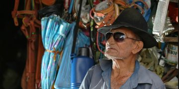 O gosto pela poesia popular fazia parte do cotidiano de Seu Lunga, que se fez conhecido por meio de cordéis sobre ele (Foto: Lucas de Menezes)