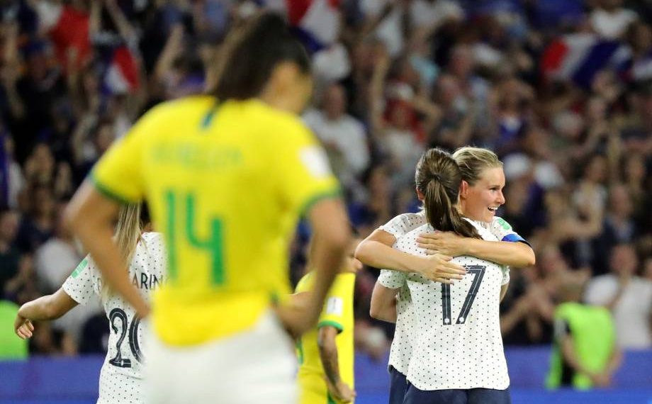 Jogadoras francesas Amandine Henry e Gaetane Thiney, comemoram vitória no jogo entre França e Brasil, válido pela Copa do Mundo Feminina 2019 Oitavas de final (Foto: Lucy Nicholson/Reuters)
