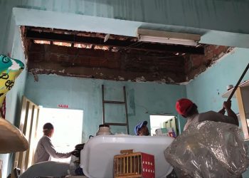 Rompimento de adutora provoca vazamento e jato de água danifica casas