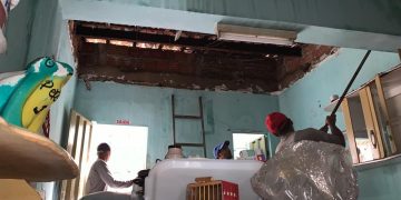 Parte do teto caiu com a força da água da adutora que se rompeu em Juazeiro do Norte (Foto: Edson Freitas/TV Verdes Mares)