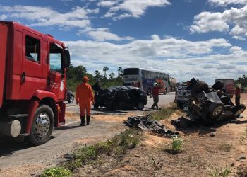 Uma pessoa morre e quatro ficam feridas em colisão na BR-222