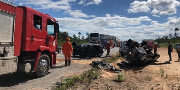 Os dois veículos envolvidos no acidente da BR-222, em Caucaia ficaram destruídos (Foto: Paulo Sadat/Sistema Verdes Mares)