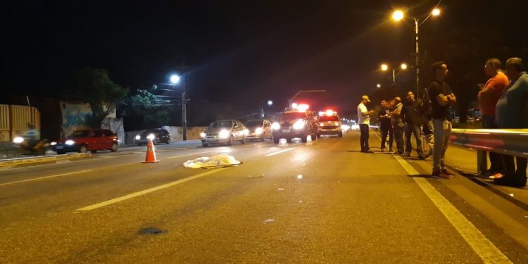 Mulher é atropelada e morta por carro ao sair de aniversário