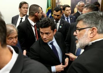 Sob gritos de ‘fujão’ e ‘ladrão’, Moro deixa sessão na Câmara