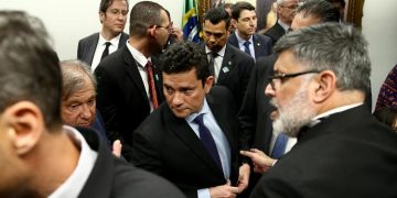 Ministro da Justiça, Sergio Moro, deixa sessão da Câmara após bate-boca entre deputados (Foto: Pedro Ladeira/Folhapress)