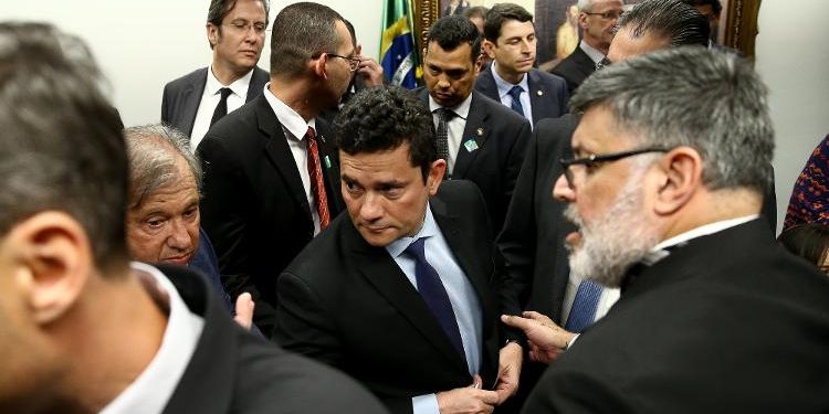 Sob gritos de ‘fujão’ e ‘ladrão’, Moro deixa sessão na Câmara