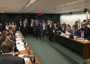 Comissão especial rejeita destaque sobre aposentadoria de professores