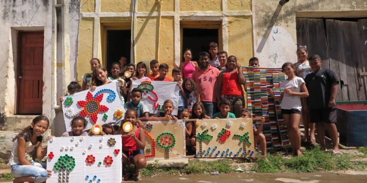 Chefe de cozinha vende coxinha para manter projeto social com crianças em Santana do Cariri