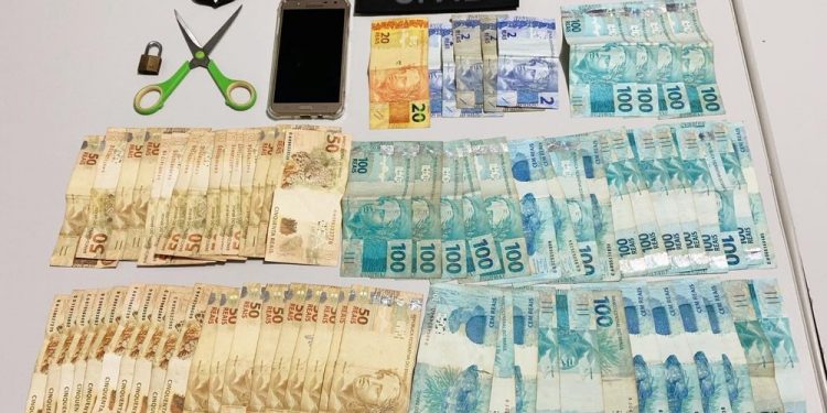 Grupo é detido suspeito de furtar mais de R$ 5 mil de casa após distrair vítima