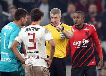 Com emoção e VAR de sobra, Athletico e Flamengo empatam em Curitiba pela Copa do Brasil