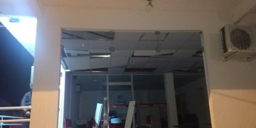 Agência teve as vidraças quebradas, caixas eletrônicos violados e parte da estrutura destruída (Foto: Wandenberg Belém)