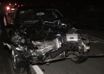 Carro ficou parcialmente destruído após a colisão
(Foto: Wandemberg Belém)