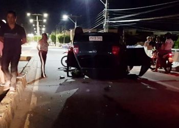 Gol capotou na Avenida Paulo Maurício perto do Parque da Cidade em Barbalha (Foto: Reprodução/Redes Sociais)
