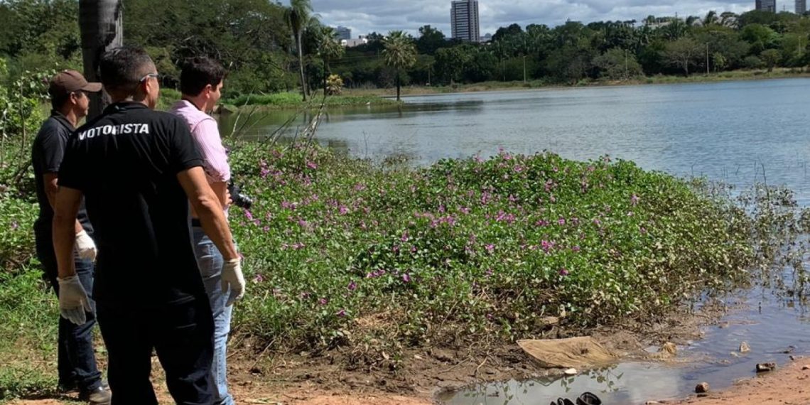 Parte da equipe de resgate observa o resgate dos corpos na lagoa (Foto: Edson Freitas)