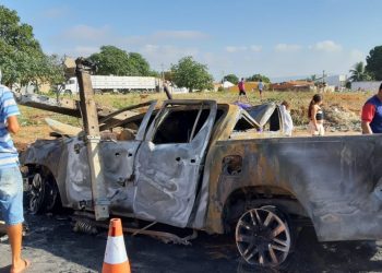O carro ficou destruído após incendiar em Juazeiro do Norte (Foto: Lorena Tavares)