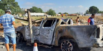 O carro ficou destruído após incendiar em Juazeiro do Norte (Foto: Lorena Tavares)