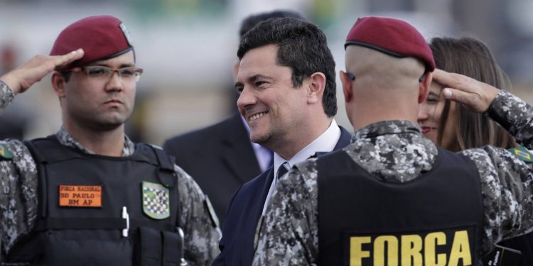 Novas mensagens vazadas levam escândalo com Moro e Lava Jato à Venezuela