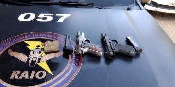 Com o homem, os policiais encontraram duas pistolas, 33 munições e 36 gramas de maconha (Foto: Divulgação/SSPDS)