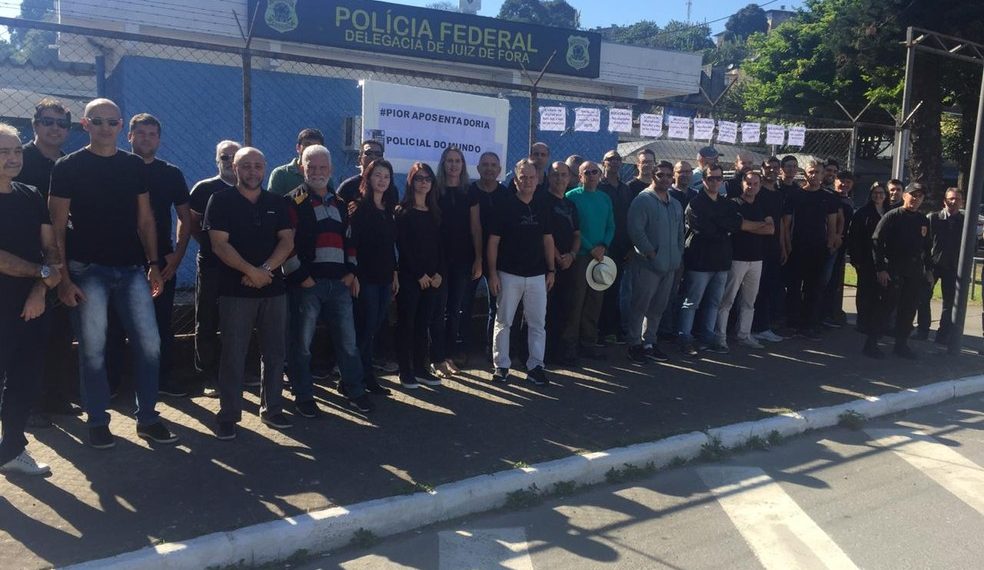 Policiais federais na sede da PF em Juiz de Fora, durante ato contra a reforma da Previdência (Foto: Polícia Federal/Divulgação)