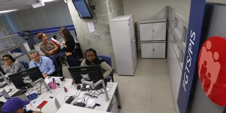 Quem optar por saque-aniversário perde o direito ao FGTS em caso de demissão