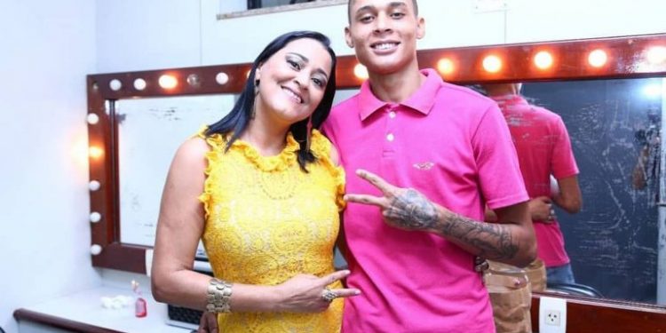 Cantora de forró vende lanche para pagar reabilitação do filho