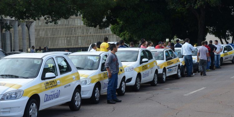 Bolsonaro defende o fim das aulas em autoescolas para obter a CNH