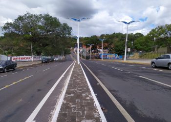 Casa em ruínas, parede caiada – Por J. Flávio Vieira