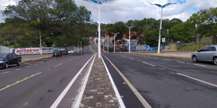 Casa em ruínas, parede caiada – Por J. Flávio Vieira