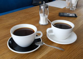 Excesso de café aumenta chance de pressão alta em pessoas predispostas, revela estudo