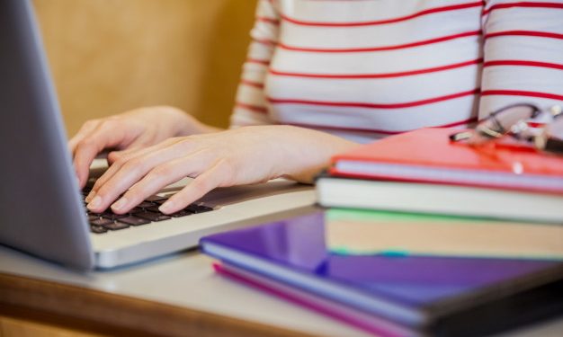 Prova do Enem deixará de ser aplicada em papel até 2026, diz governo