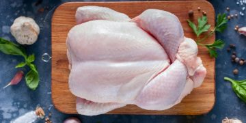 Frango cru pode hospedar tipos de salmonela (Foto: iStock)