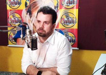 Médico Guilherme Saraiva no estúdio da rádio Cariri FM (Foto: Samuel Pinheiro/Revista Cariri)